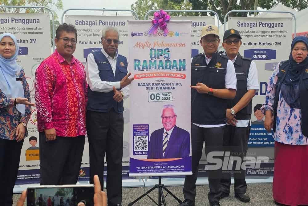 Sivanesan (tiga dari kiri) merasmikan Op Ramadan peringkat negeri Perak di Bazar Ramadan SIBC di Seri Iskandar, Parit pada Khamis.