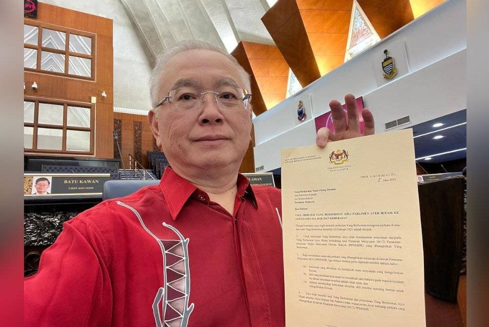 Ka Siong menunjukkan bukti dirinya tidak melanggar peraturan mesyuarat dalam isu penjualan saham MAHB oleh KWSP berdasarkan surat yang dihantar Yang di-Pertua Dewan Rakyat. Foto FB Wee Ka Siong