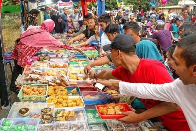 Pasar takjil yang menjual pelbagai juadah ringan untuk berbuka puasa.