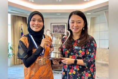 Nor Farah (kiri) kini bergelar pemain nombor satu dunia. Foto Agensi