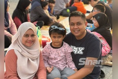 Muhammad Ikmal Azman bersama isteri dan anaknya teruja dapat berbuka puasa bersama-sama.
