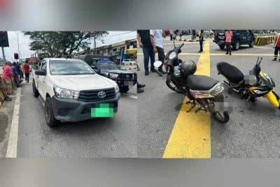 Kenderaan pacuan empat roda dan motosikal yang terlibat dalam kemalangan di persimpangan lampu isyarat di KM 42, Jalan Johor Bahru-Air Hitam, di Kualai pada Rabu. - Foto IPD Kulai