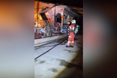 Sebuah pusat tahfiz di Kampung Chokro, Simpang Renggam terbakar pada awal pagi khamis. Foto JBPM Johor