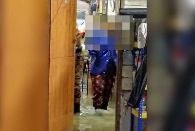 Pasukan bomba BBP Melaka Tengah menyelamatkan wanita dan bayinya selepas kediaman mereka di Taman Kesidang dinaiki air pada pagi Khamis.