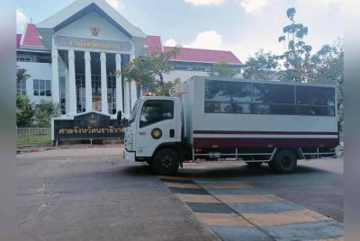 Trak yang membawa Eda Ezrin, suami dan empat rakan tiba di Mahkamah Wilayah Narathiwat di Thailand pada Khamis.
