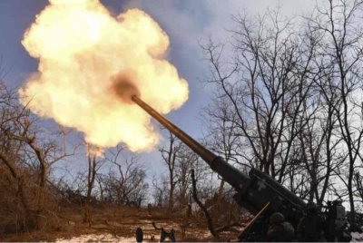 Anggota tentera Ukraine dari Briged Artileri ke-43 melepaskan tembakan menggunakan meriam bergerak sendiri 2S7 Pion ke arah kedudukan Rusia di barisan hadapan wilayah Donetsk pada 22 Februari 2025. Foto AFP