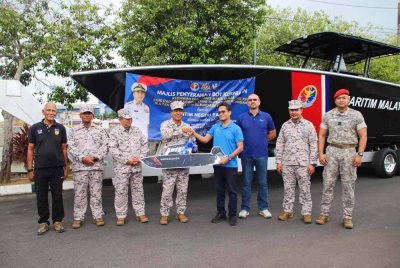 Saiful Lizan menerima penyerahan bot pemintas jenis IC 1170CC kurniaan Agong pada majlis penyerahan di Pos Maritim Teluk Gading,Rompin pada Rabu.