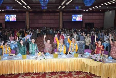 Joachim (depan, empat dari kiri) bersama melaungkan 'bersatu' pada majlis Sambutan Ulang Tahun PBS ke-40 di Likas, Kota Kinabalu.