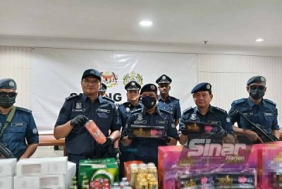 Ahmad Taufik (depan, tengah) menunjukkan tembakau 'hookah' bernilai RM4.38 juta yang dirampas JKDM di kawasan Zon Bebas Pelabuhan Barat, Pelabuhan Klang, Selangor, baru-baru ini.
Foto: HISYAMUDDIN AYUB.