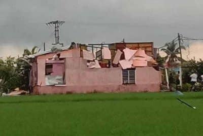 Bumbung salah sebuah rumah penduduk yang musnah diterbangkan ribut kepal angin. Foto: Facebook I Love Sekinchan