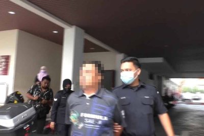 Suspek dibawa ke Mahkamah George Town untuk direman.