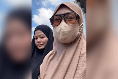 Zahara (kanan) ketika ditemui pemberita di luar Mahkamah Wilayah Narathiwat pada Khamis.