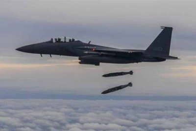 Sebuah jet pejuang milik Tentera Udara Korea Selatan pada Khamis secara tidak sengaja menjatuhkan lapan bom di luar kawasan latihan, mengakibatkan tujuh orang awam cedera.