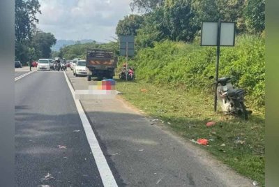 Mangsa meninggal dunia di tempat kejadian selepas motosikal ditunggang terlibat kemalangan dengan sebuah lori di Jalan Kuantan-Kemaman di sini pada Khamis. Foto Facebook Polis Trafik Kuantan