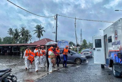 APM Jasin membantu mangsa terjejas banjir di Kampung Kilang Berapi Utara, Merlimau, pada Khamis.