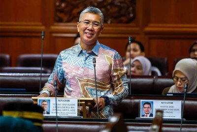 Tengku Zafrul pada sesi pertanyaan-pertanyaan bagi jawab lisan ketika Mesyuarat Pertama Penggal Keempat Parlimen ke-15 di Dewan Negara pada Khamis. Foto Bernama