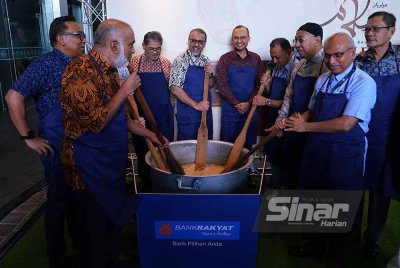 Mohd Irwan (empat dari kiri) dan Ahmad Shahril (lima dari kiri) melakukan gimik mengacau bubur lambuk pada Program Edaran Bubur Lambuk 2025 Bank Rakyat di Menara Kembar Bank Rakyat pada Khamis. FOTO SINAR HARIAN/MOHD HALIM ABDUL WAHID