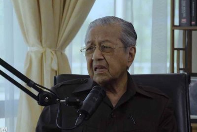 Tangkap layar siaran Podcast Dr M di Youtube pada Khamis.