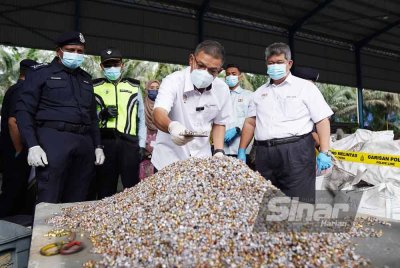 Saifuddin (tengah) menunjukkan sisa peluru serta kelongsong yang ditemui di sebuah kilang e-waste. Foto SINAR HARIAN/ROSLI TALIB