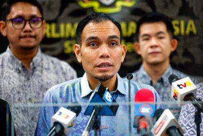 Syahredzan ketika sidang media selepas menghadiri Mesyuarat Pertama, Penggal Keempat, Parlimen ke-15 di Dewan Rakyat pada Khamis. Foto Bernama
