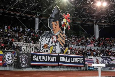 Penyokong setia City Boys ketika memberi sokongan kepada pemain KL City di Stadium Bolasepak Kuala Lumpur, Cheras. Foto KL City FC