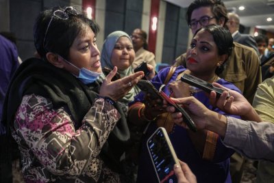 Azalina bercakap kepada pemberita selepas sesi libat urus berkaitan penetapan dasar bagi penggubalan RUU Pendanaan Politik di Pusat Timbang Tara Antarabangsa Asia (AIAC) pada Khamis. Foto Bernama