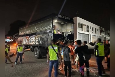 Seramai 75 PATI ditahan dalam serbuan di Pasar Borong Pandan dan premis kedai di Bandar Baru Permas Jaya. Foto JIM Johor