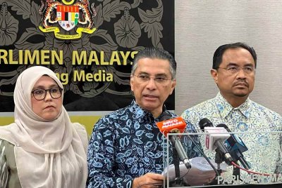 Syed Ibrahim Syed Noh (tengah).