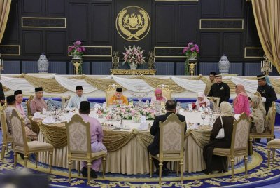 Sultan Ibrahim dan Raja Zarith Sofiah berkenan berangkat pada Majlis Berbuka Puasa bersama Perdana Menteri, Jemaah Menteri dan Ketua-Ketua Perwakilan Asing di Istana Negara pada Khamis. Foto Bernama