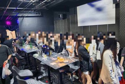 Seramai 80 pendatang tanpa izin ditahan dalam serbuan di sebuah pusat hiburan di Seri Kembangan, Selangor malam Rabu. Foto Imigresen Selangor