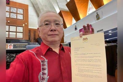 Ka Siong menunjukkan bukti dirinya tidak melanggar peraturan mesyuarat dalam isu penjualan saham MAHB oleh KWSP berdasarkan surat yang dihantar Yang di-Pertua Dewan Rakyat. Foto FB Wee Ka Siong