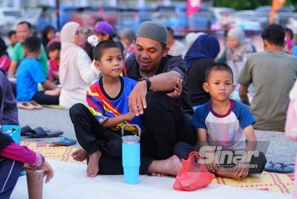 Sambil menunggu makanan yang diberikan secara percuma, pengunjung berpeluang merasai pengalaman berbuka berbumbungkan langit.