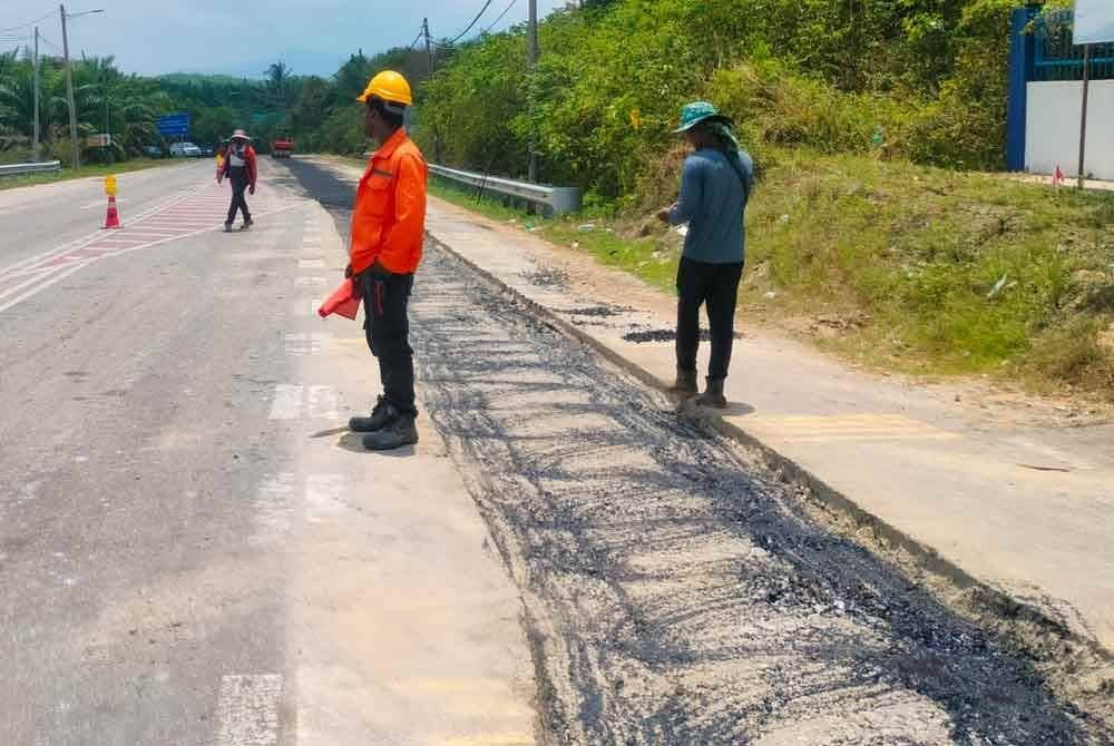 Pekerja penyelenggaraan jalan terpaksa berhadapan dengan cuaca panas terik ketika ini.