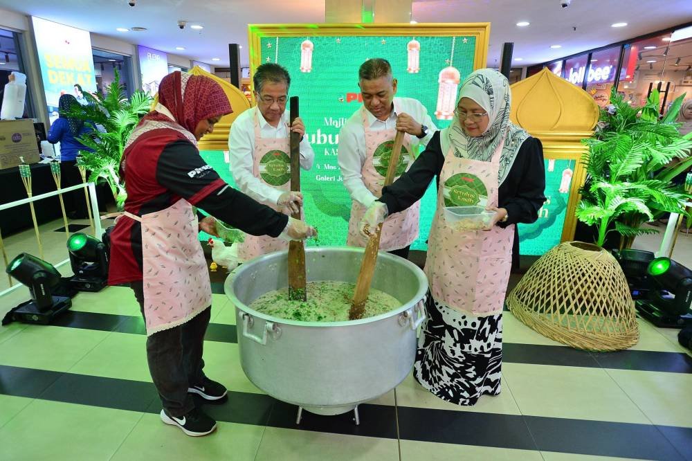 Dari kanan: Sapna, Suhaimi, Md Kamarzan dan Sairana melakukan gimik pelancaran Bubur Lambuk Kasih PKNS.
