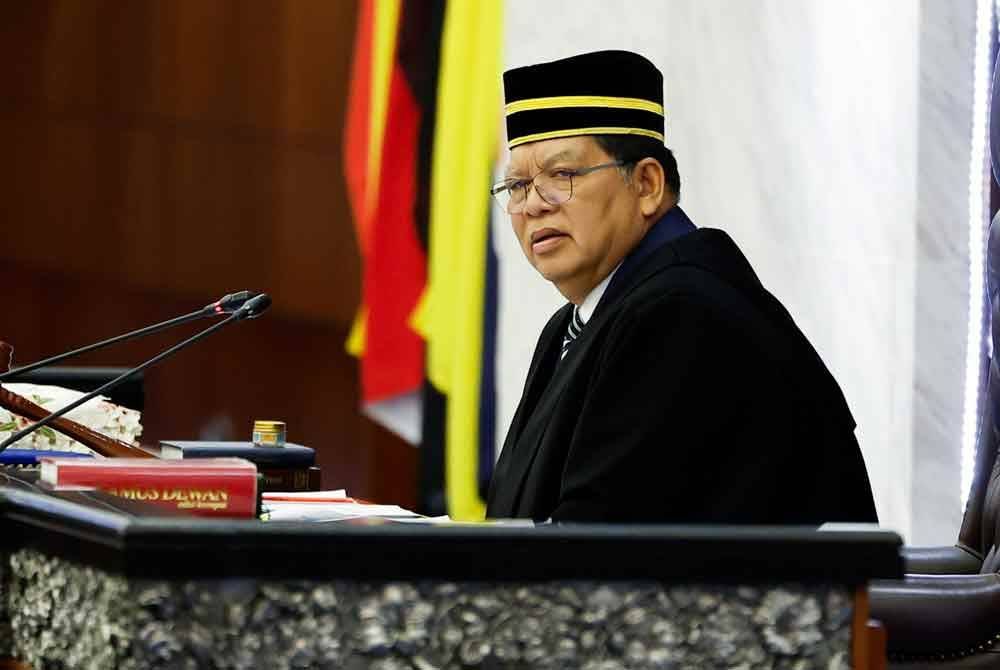 Johari pada sesi pertanyaan-pertanyaan bagi jawab lisan ketika Mesyuarat Pertama Penggal Keempat Parlimen ke-15 di Dewan Rakyat pada Khamis. Foto Bernama