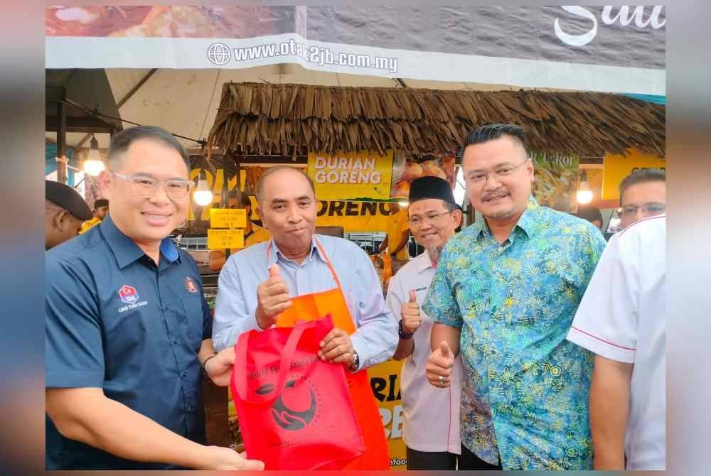 Mohd Hairi (kanan) ketika meninjau Bazar Ramadan Plaza Angsana Johor Bahru pada petang Khamis.