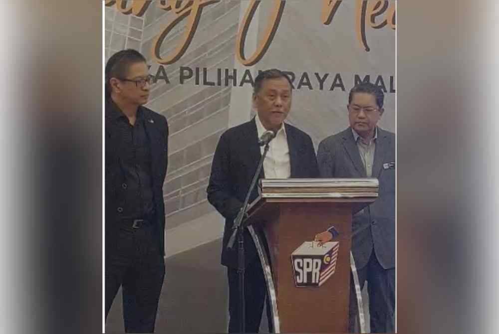 Ramlan (tengah) pada sidang media di sini, pada Jumaat.