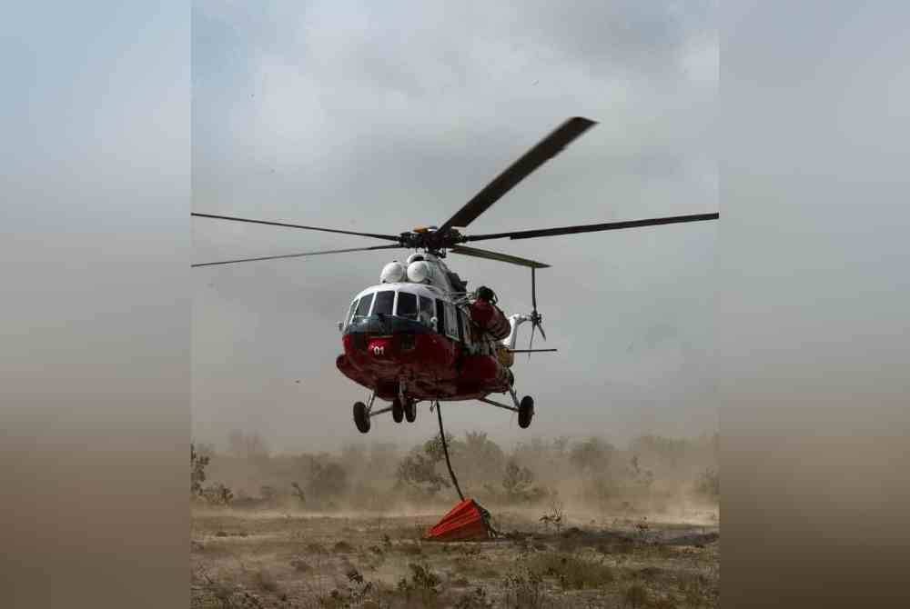 Operasi pemadaman menggunakan kaedah bom air melalui pesawat Mi-17 diteruskan terutama di titik kebakaran baharu yang dikesan. Foto JBPM Pahang
