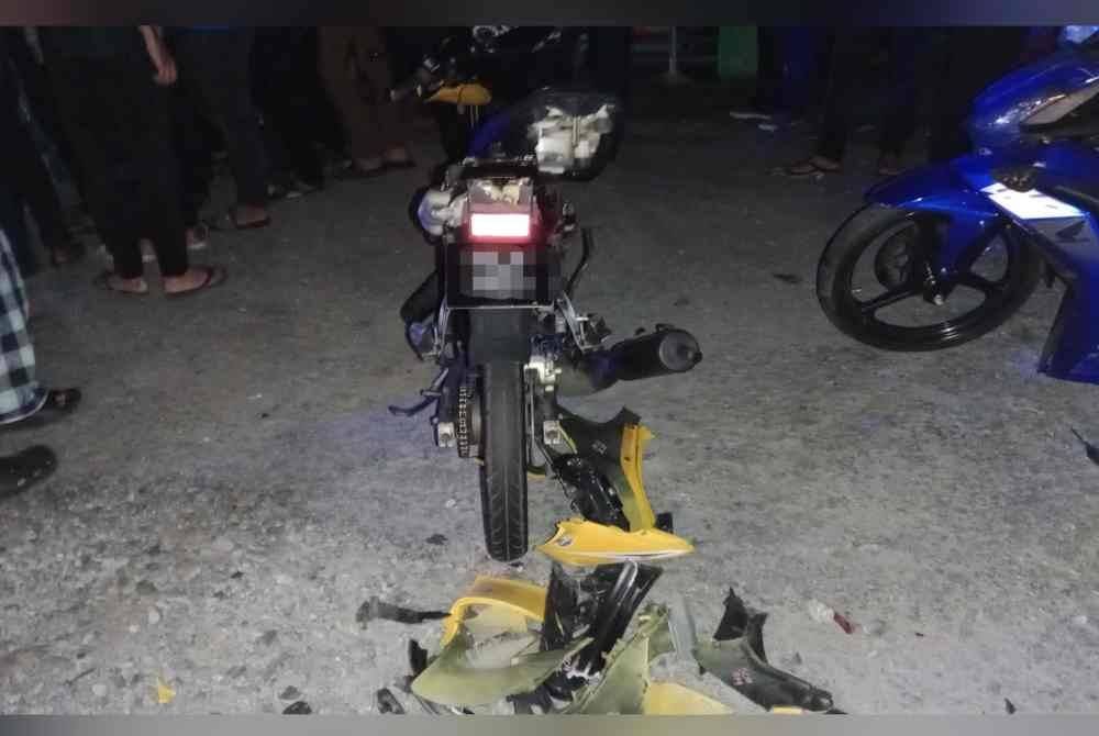 Keadaan dua motosikal yang terlibat dalam kemalangan di di Jalan Kampung Pengadang Baru dekat Kuala Terengganu, pada malam Khamis.