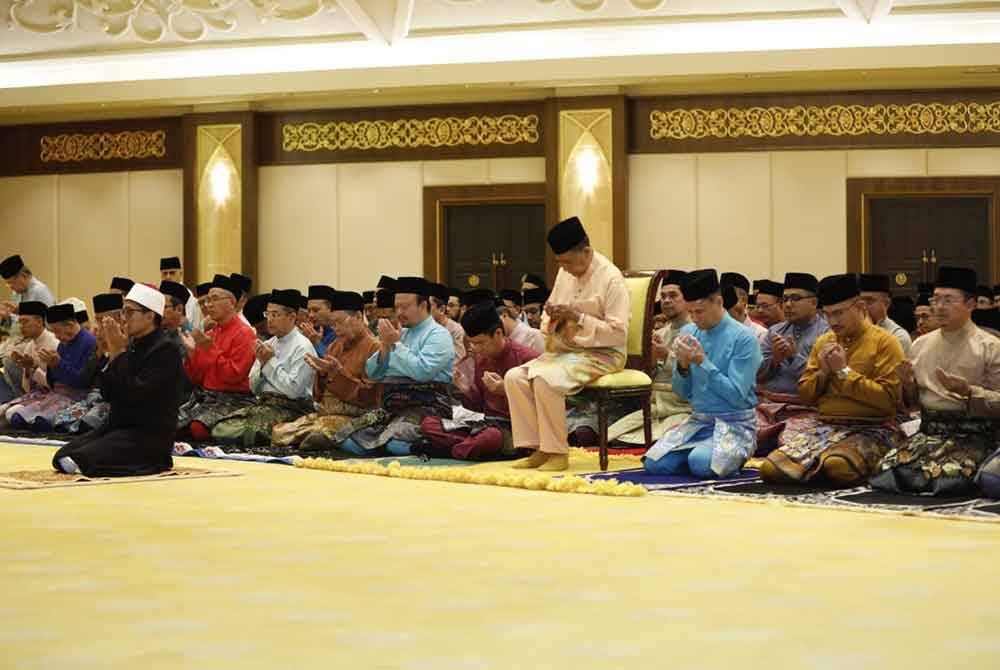 Sultan Sallehuddin berkenan solat Maghrib bersama tetamu lain selepas berbuka puasa di Balai Santapan Besar, Istana Anak Bukit, pada malam Khamis.
