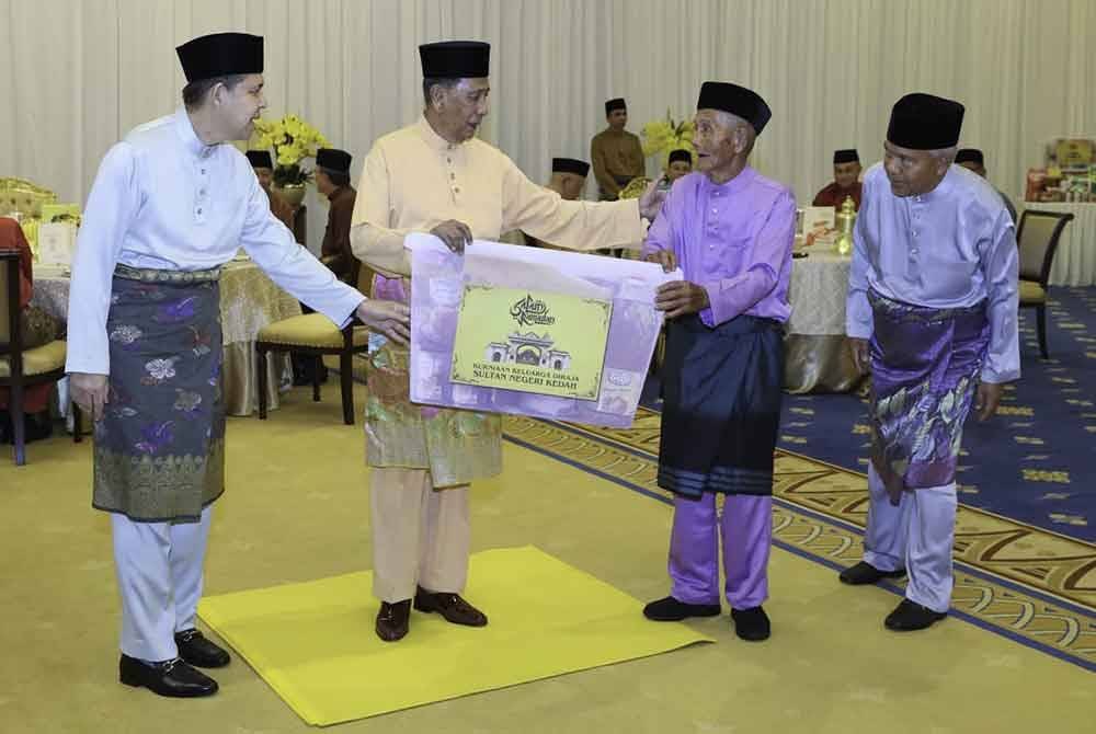 Sultan Sallehuddin (dua dari kiri) berkenan menyampaikan penyerahan simbolik Majlis Kurniaan Keluarga Diraja Sultan Negeri Kedah yang diadakan di Balai Santapan Besar, Istana Anak Bukit, pada malam Khamis.