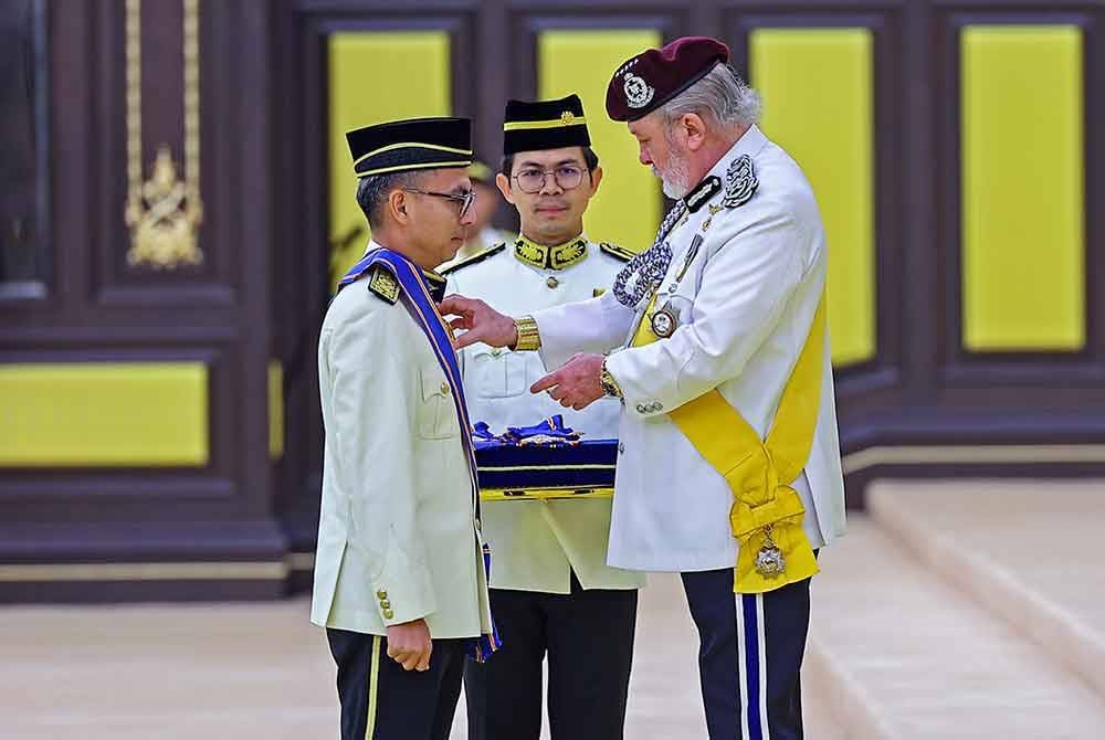 Yang di-Pertuan Agong Sultan Ibrahim berkenan mengurniakan Darjah Kebesaran Panglima Mahkota Wilayah (PMW) yang membawa gelaran Datuk kepada Fahmi di Balairung Seri, Istana Negara, pada Jumaat. Foto Bernama