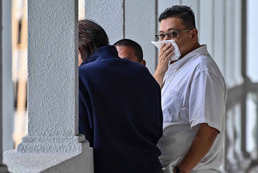 Mahkamah Tinggi pada Jumaat memerintahkan seorang pegawai Imigresen Shamsudin Ishak (kanan) untuk membela diri atas pertuduhan membuat dokumen perjalanan palsu Pas Malaysia My Second Home (MM2H) bagi penyeludupan migran iaitu seorang lelaki warga Vanuatu, tiga tahun lalu. Foto Bernama