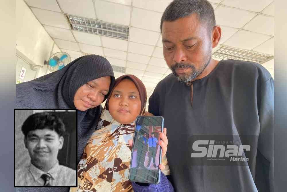 Mohd Niza (kanan) dan Norhayati (kiri) menunjukkan foto Danish (foto kecil) dan rakannya yang maut dalam kemalangan di hadapan SMK Convent.