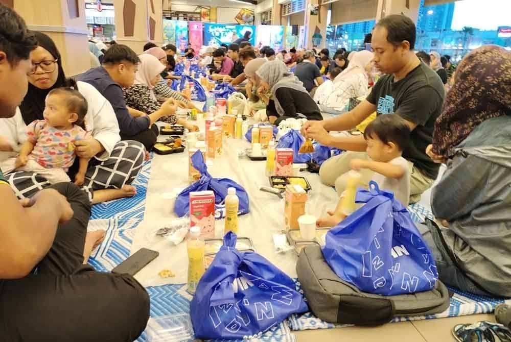 Suasana berbuka puasa sempena program Iftar Ramadan Mydin di Mydin Mall Mutiara Rini, pada Khamis.