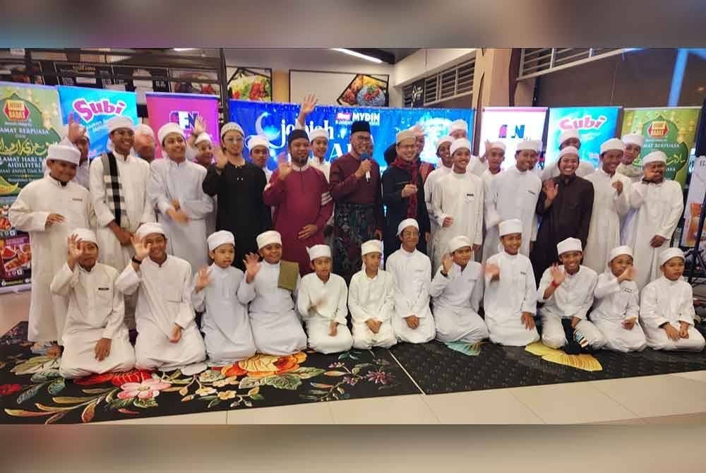 Pandak bergambar bersama pelajar tahfiz.