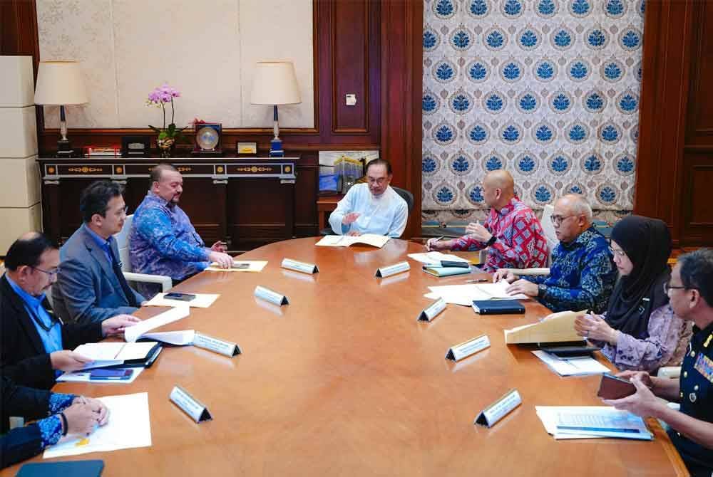 KPDN memberi taklimat khas kepada Perdana Menteri berhubung situasi gangguan bekalan minyak masak sawit tulen kemasan botol di pasaran.