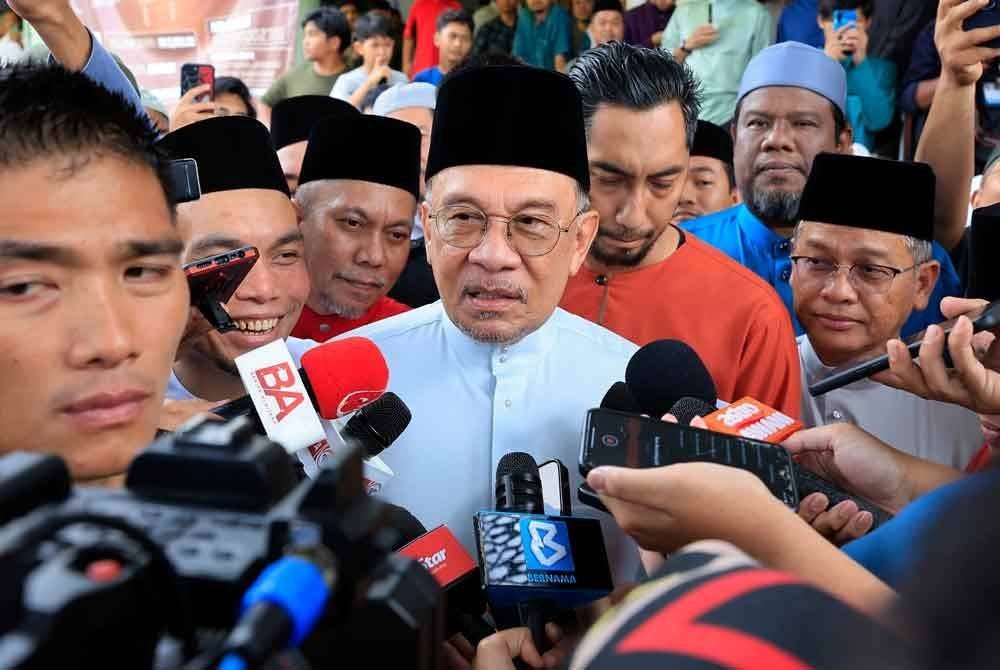 Perdana Menteri, Datuk Seri Anwar Ibrahim bercakap bersama pemberita selepas menunaikan solat Jumaat di Masjid Teras Jernang, Bandar Baru Bangi pada Jumaat. Foto Bernama