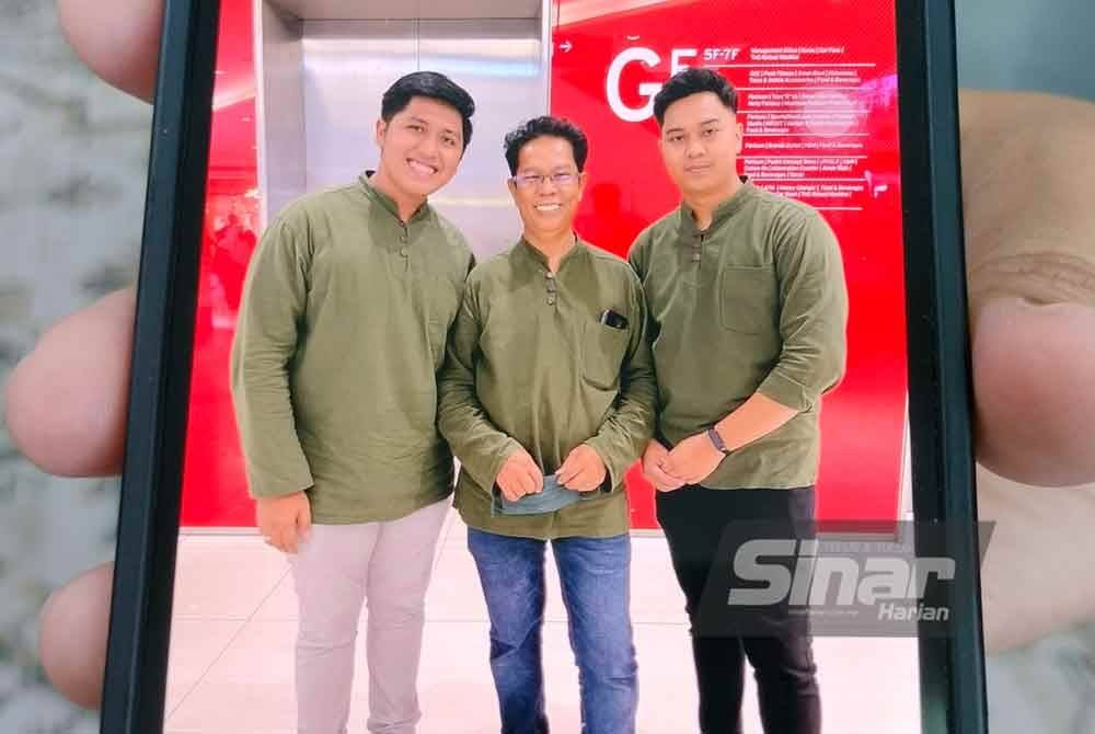 Gambar kenangan ketika beraya bersama Sabari (tengah) yang memakai pakaian sedondon dengan anak dan menantu.