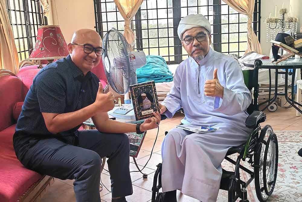 Fadzli menunjukkan buku syair keagamaan yang merupakan nukilan Syeqal.